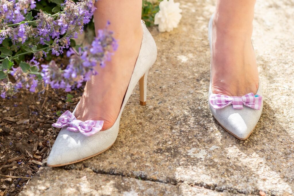 Schuhclips Liliac mit weiß-grauen Pumps